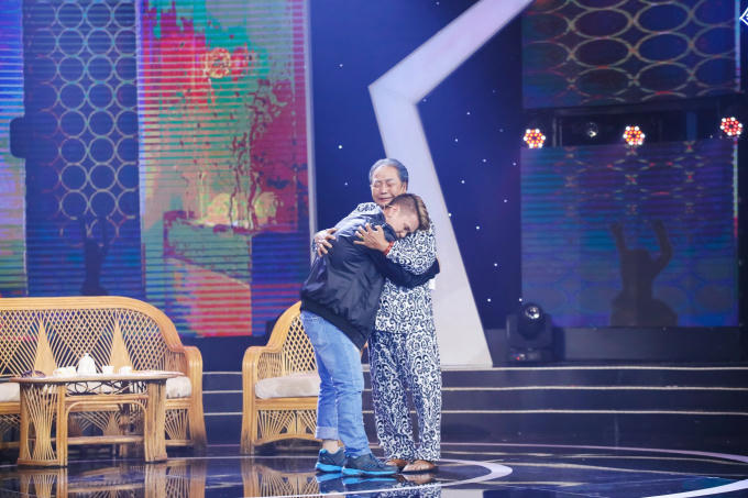 Nhờ Sao Nối Ng&ocirc;i, cha con Nguyễn Sanh mới c&oacute; cơ hội &ocirc;m nhau sau 34 năm