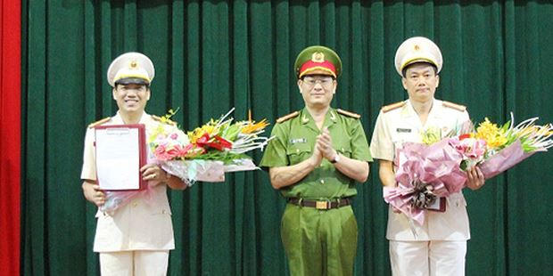Đại tá Nguyễn Hữu Cầu - Giám đốc Công an tỉnh Nghệ An (giữa) tặng hoa cho đại tá Nguyễn Mạnh Hùng và đại tá Lê Khắc Thuyết giữ chức Phó Giám đốc Công an tỉnh Nghệ An.