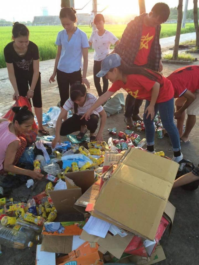 Các tình nguyện viên thu gom phế liệu.