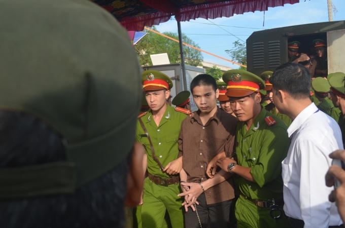 Các bị cáo đều tỏ vẻ hối lỗi, khuôn mặt sợ sệt