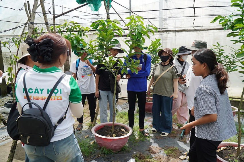 Sinh viên ngành nông nghiệp đến tham quan tại SOFRI