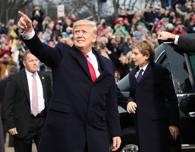 Donald Trump tới dự buổi lễ nhậm chức cùng toàn thể các thành viên trong gia đình. Trong ảnh là con trai ông mới chỉ 10 tuổi. (Ảnh: AFP)