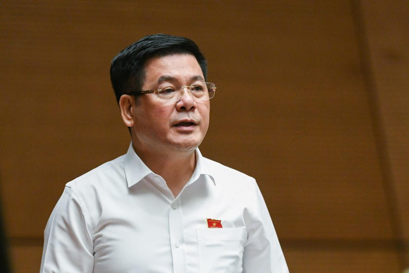 Bộ trưởng Bộ Công Thương Nguyễn Hồng Diên trả lời chất vấn.