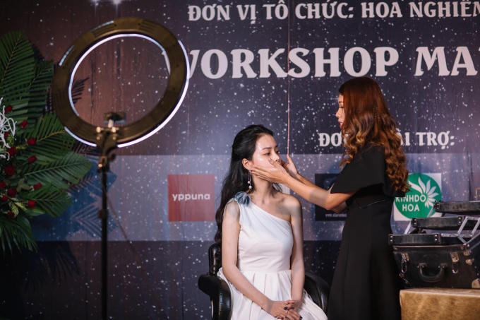 Workshop Makeup hướng dẫn mọi người "làm đẹp".
