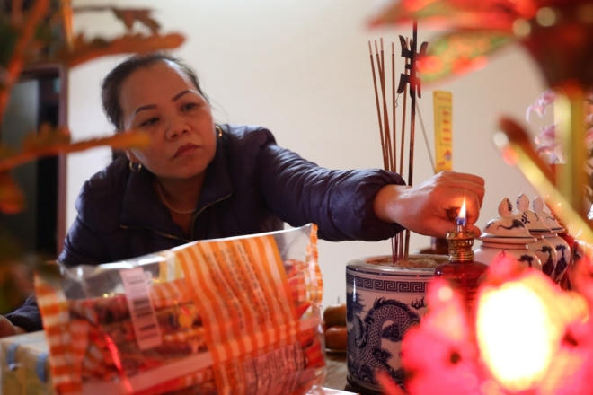 Không thể thiếu trên các ban thờ là ngọn lửa, tượng trưng cho sự ấm cúng đoàn viên.