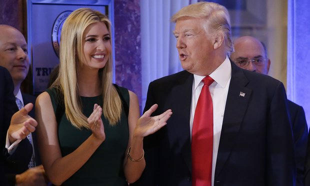 Ảnh: Donald Trump bên cạnh con gái Ivanka Trump. (Ảnh: UPI / Barcroft)