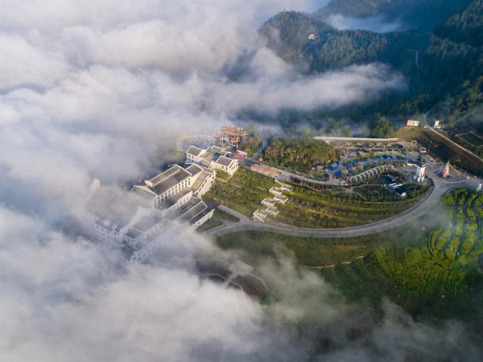 Nằm cách Hà Nội khoảng 4 tiếng di chuyển bằng ô tô, sở hữu khí hậu mát mẻ, quanh năm mây phủ, Sa Pa là điểm đến được yêu thích của nhiều du khách. 