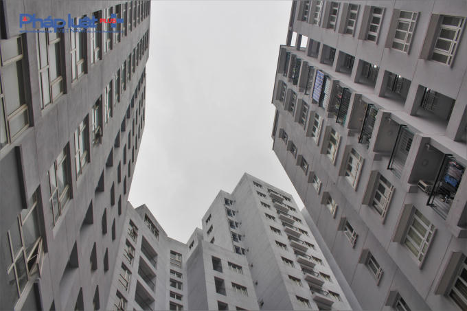 Nhìn bên ngoài, có thể dễ dàng quan sát thấy những tòa tái định cư ở đây vẫn còn rất nhiều căn hộ chưa có người sử dụng.