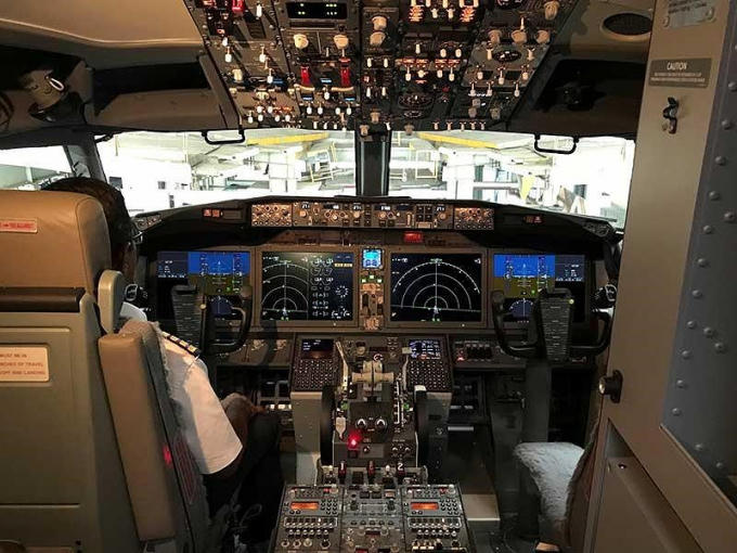 Buồng lái máy bay Boeing 737 MAX 8. Ảnh: REUTERS