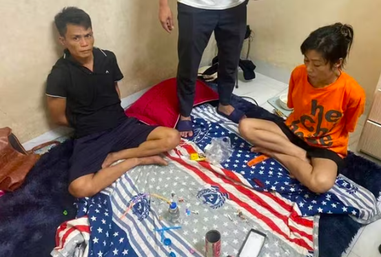 Đối tượng Phạm Văn Kiên và Ngô Ánh Lan tại hiện trường tổ chức sử dụng ma túy.