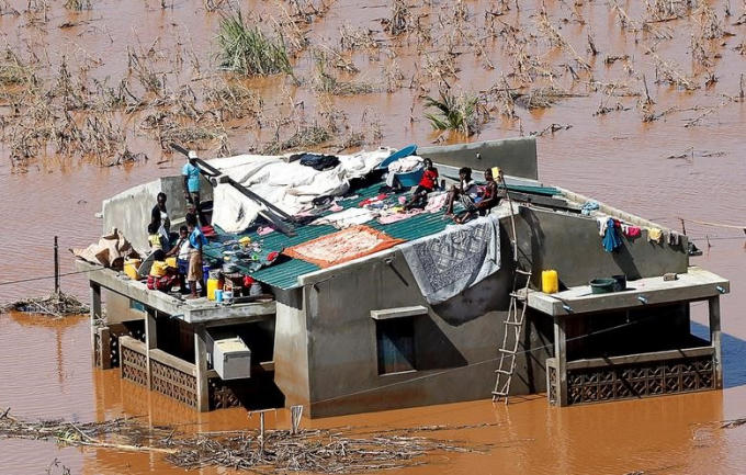 Tại những khu vực ngập sâu, người dân phải leo lên nóc nhà để tránh lũ và sinh hoạt.