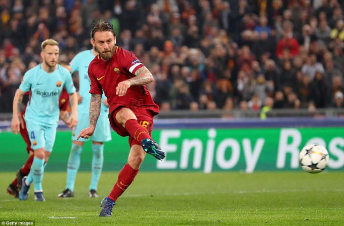 De Rossi đã sút tung lưới Stegen trên chấm 11m. (Ảnh: Getty Images)