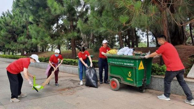 Dọn rác làm sạch TP. Đà Lạt.