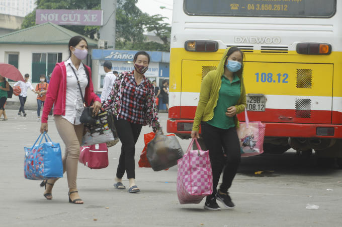 Mọi người ai cũng hối hả xách hành lý, ba lô đến bến xe mua vé để kịp chuyến.