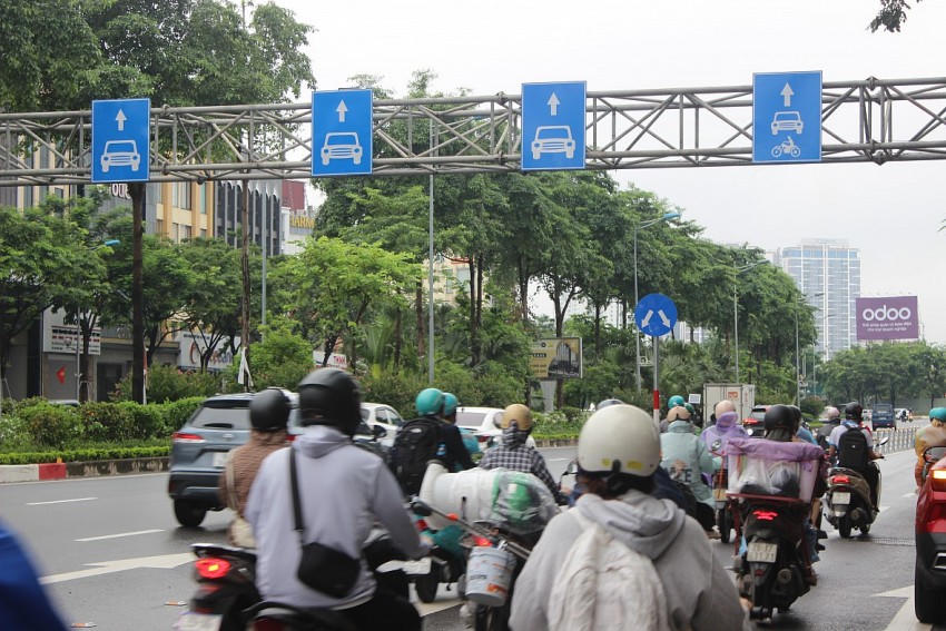 Biển báo quy định đối với các phương tiện di chuyển theo đúng làn đường, phần đường trên đường Võ Chí Công hướng và nội đô. Ảnh: Đại Văn