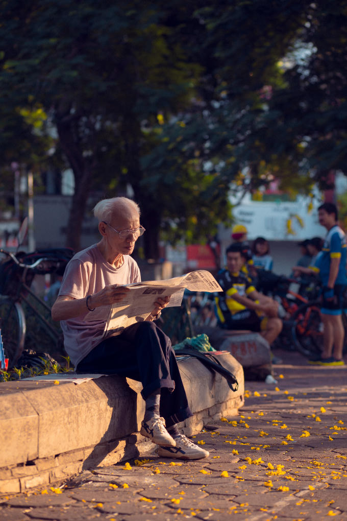 Hà Nội vào thu bỗng trở nên dịu dàng tĩnh lặng.
