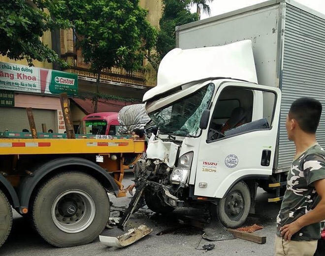 Nhân chứng nói tài xế xe tải bị nát chân do tai nạn. Ảnh: Quang Trung.