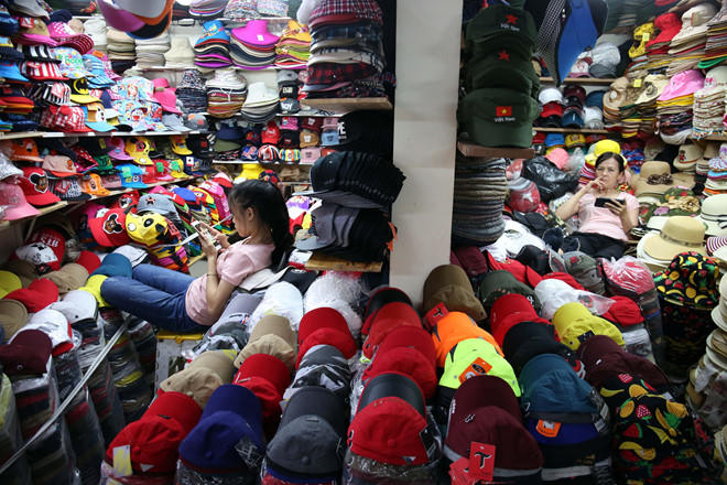 Nhiều sạp kinh doanh tại chợ đầu mối ở TP.HCM có doanh thu “khủng” nhưng vẫn đóng thuế khoán.