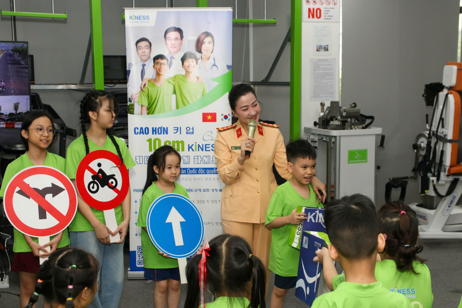 Hướng dẫn học sinh nhận diện các biển báo giao thông.