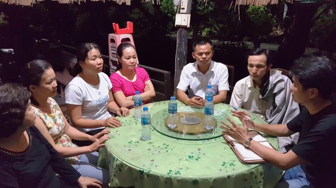 Đa số các hộ dân là công nhân trình bày sự việc với phóng viên.