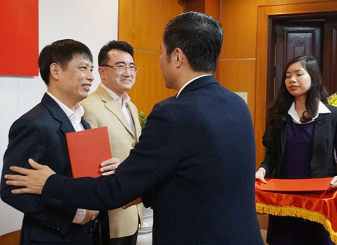 Bộ trưởng trao Quyết định cho tân Cục trưởng Cục Thương mại điện tử và Kinh tế số Đặng Hoàng Hải.
