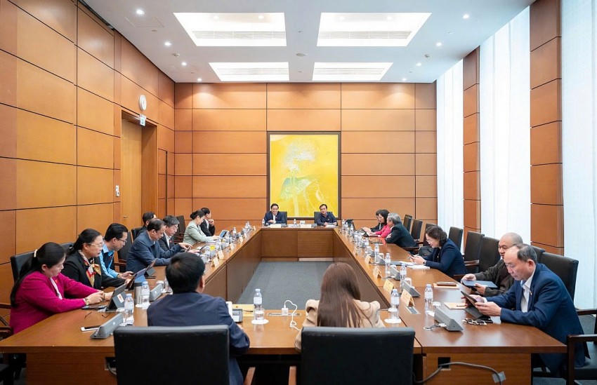 Thủ tướng Phạm Minh Chính và các đại biểu Quốc hội thảo luận tại Tổ ngày 14/2 - Ảnh: VGP