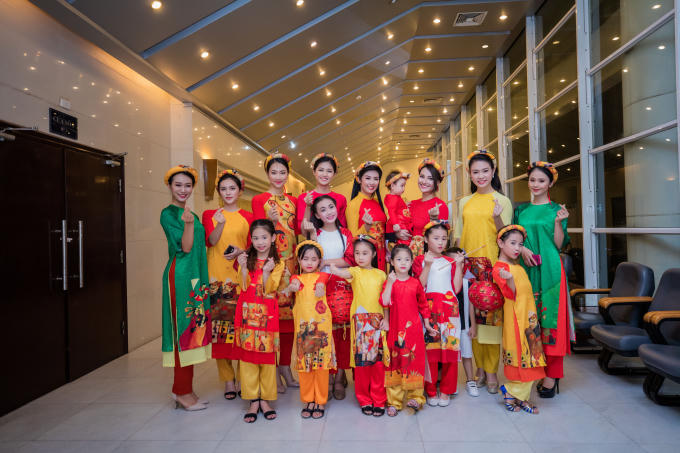 Hồng Quế bế con gái diễn áo dài cho Hoa hậu Ngọc Hân