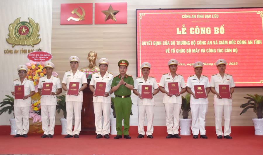 Đại tá Bùi Xuân Khởi - Phó Giám đốc Công an tỉnh Bạc Liêu, trao Quyết định về công tác cán bộ.