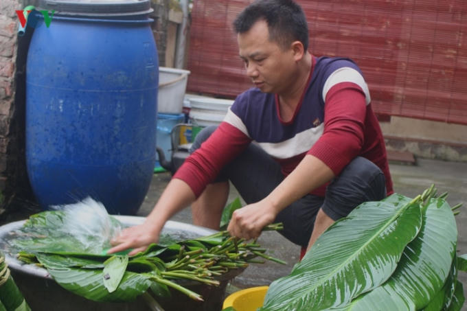 L&aacute; dong d&ugrave;ng để g&oacute;i b&aacute;nh phải l&agrave; loại b&aacute;nh tẻ, m&agrave;u xanh mướt. L&aacute; sẽ được rửa sạch v&agrave; lau kh&ocirc; trước khi đem g&oacute;i.