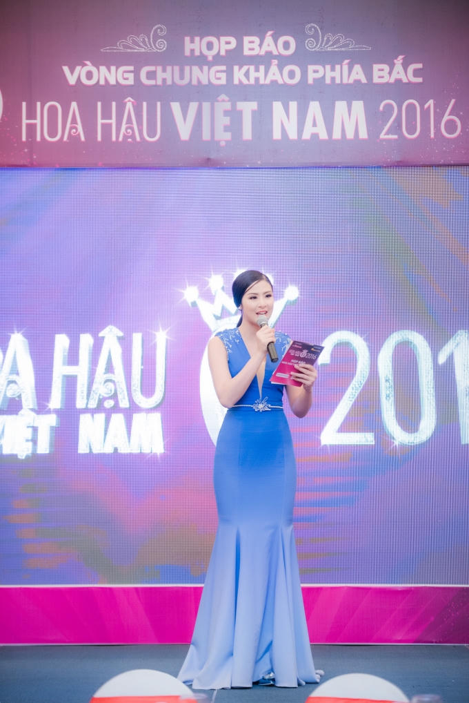 Thiết kế tối giản này được NTK Xuân Lê xử lý màu ton sur ton thanh nhã, kết hợp với chi tiết đính họa tiết san hô lấp lánh nơi vai áo và phần eo.