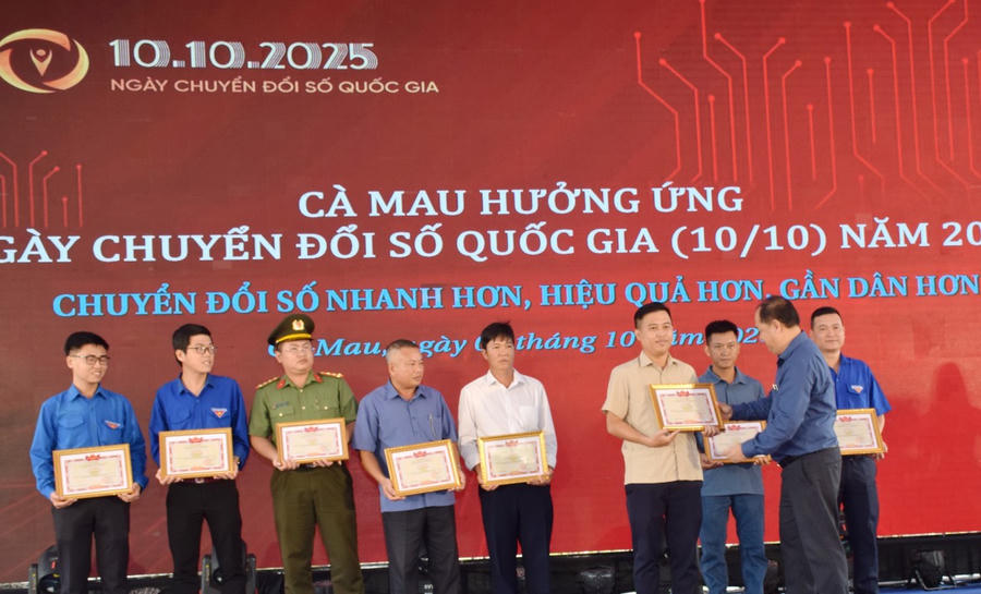 Đại diện đoàn viên, thanh niên Công an tỉnh Cà Mau nhận giải tại Cuộc thi trực tuyến “Tìm hiểu về khoa học, công nghệ, đổi mới sáng tạo và chuyển đổi số” nhân hoạt động Cà Mau hưởng ứng Ngày Chuyển đổi số quốc gia (10/10).