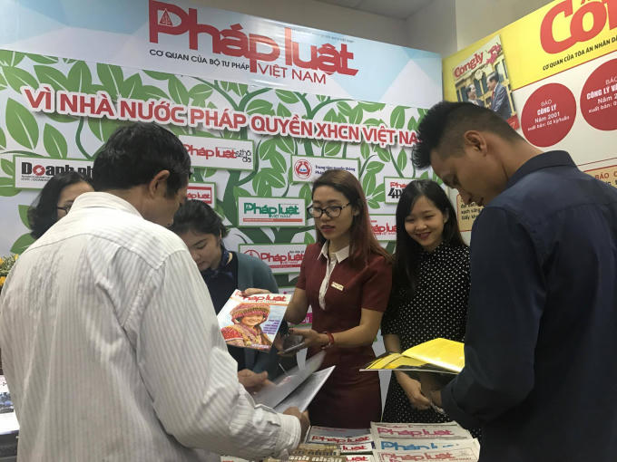 Gian trưng bày Báo Pháp luật Việt Nam được nhiều độc giả đón nhận.