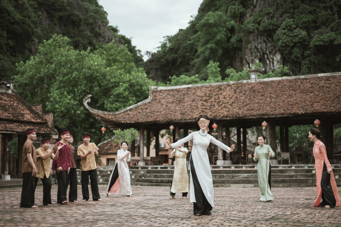 MC Hạnh Ph&uacute;c sợ chồng &Aacute; hậu Thụy V&acirc;n ghen v&igrave; cảnh diễn qu&aacute; t&igrave;nh tứ