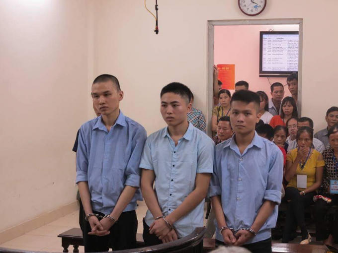 Các bị cáo trước vành móng ngựa.