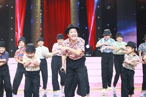 Trường Giang khoe giọng hát bên một dàn Mười Khó phụ trợ.