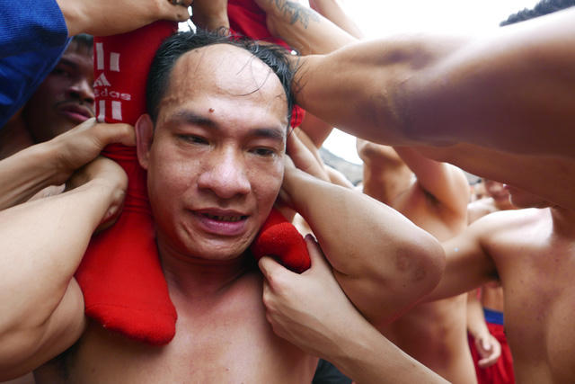 Chính giữa là một trai đinh có thể lực phi thường, vừa kiệu ông đám trên vai, vừa di chuyển nhanh quanh sân đình.