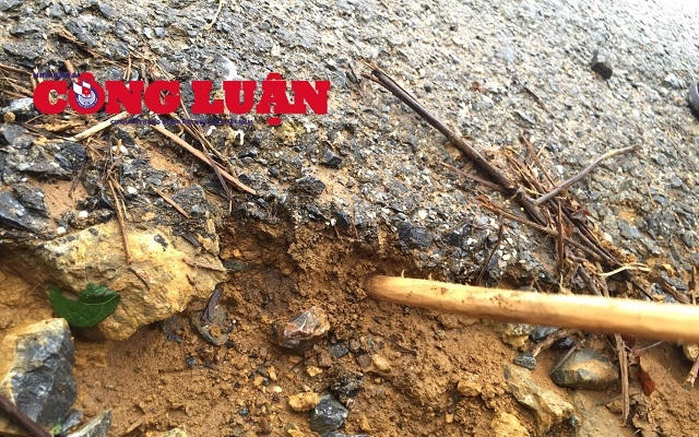 Dùng chiếc que nhỏ là có thể cậy được mặt đường lên. Lớp thảm lót bên dưới chỉ là đá hỗn hợp, trộn lẫn đất và bùn