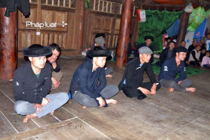 Mặc dù người tham gia học bói nhiều nhưng không phải ai cũng được lựa chọn. (ảnh: Phàn Giào Họ).