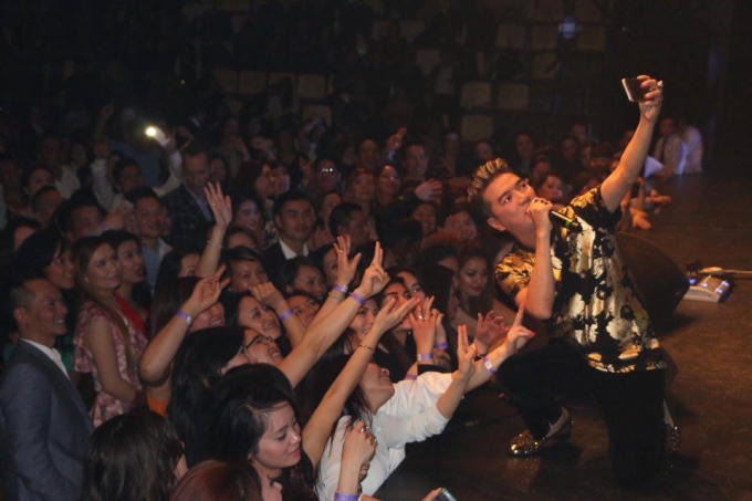 Vui vẻ selfie cùng người hâm mộ