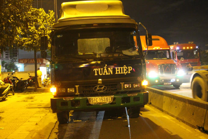 Tài xế lái xe container bỏ chạy được hơn 300m thì bị người dân bắt lại.
