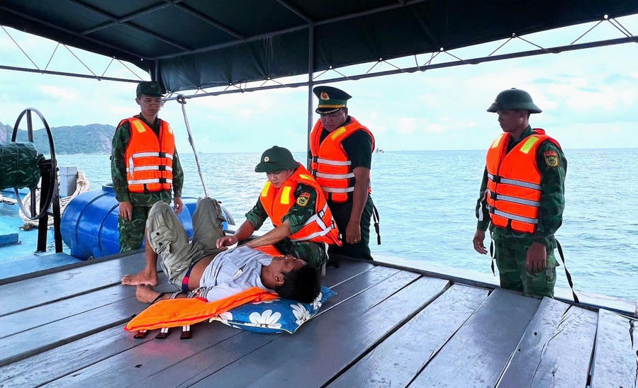 Quân y Đồn Biên phòng Hòn Chuối chăm sóc sức khỏe cho thuyền viên Nguyễn Văn Ngoan ngay sau khi đưa lên tàu an toàn.