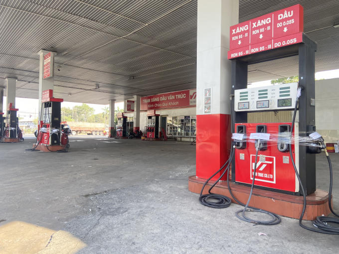 Nhiều trạm xăng dầu ngừng hoạt động, các trụ bơm bị niêm phong.