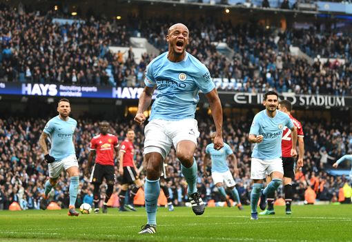 Vincent Kompany dũng mãnh lao vào đánh đầu tung lưới De Gea.(Ảnh: Reuters)