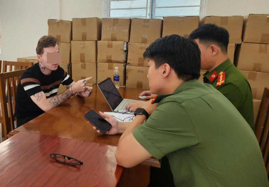 Vernazz Joseph Alexander “tàng trữ vũ khí quân dụng trái phép” - Ảnh Công an Đà Nẵng.
