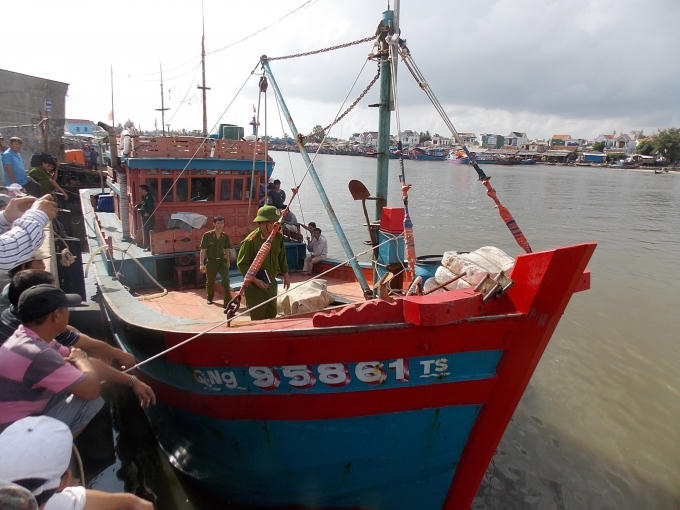 Lực lượng chức năng đang khám nghiệm trên tàu cá