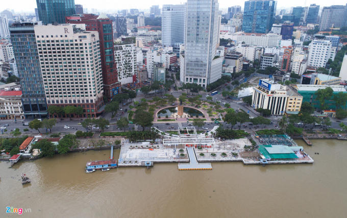 Tuyến buýt đường sông đầu tiên ở TP.HCM có lộ trình dài gần 11 km từ bến Bạch Đằng (quận 1) đến bến phà Linh Đông (quận Thủ Đức) đi qua các quận 1, 2, Bình Thạnh và Thủ Đức. Bến số 1 Bạch Đằng (quận 1) nằm ngay trước công viên Công trường Mê Linh và bên tuyến đường Tôn Đức Thắng. Bến Bạch Đằng được xây dựng trên nền mặt bằng nhà chờ tàu du lịch hoạt động nhiều năm trước nay đã hoàn thành cầu tàu, thi công các hạng mục còn lại. Điểm đi đến quan trọng này đã có bãi giữ xe sẵn, bến xe buýt bên cạnh rất thuận tiện.