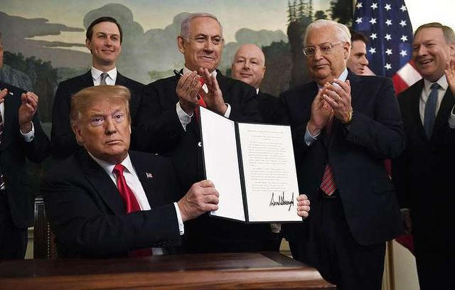 Tổng thống Trump ký sắc lệnh công nhận cao nguyên Golan thuộc chủ quyền của Israel ngày 25/3. (Ảnh: Getty)