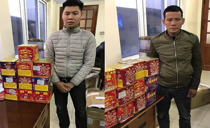 Hai đối tượng cùng tang vật trong vụ vận chuyển pháo nổ.