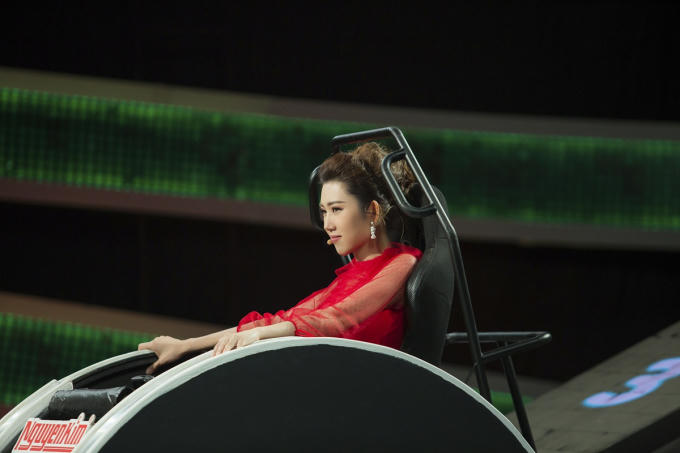 Thúy Ngân, Angela Phương Trinh đùa giỡn nhắng nhít khi đi quay gameshow