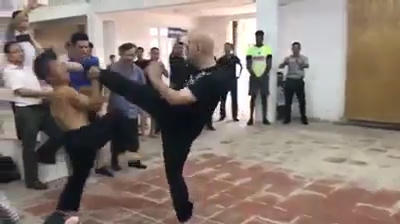 Cú ra đòn hiểm hóc vào đầu khiến võ sư Đoàn Ngọc Bảo Châu chóng váng. (Ảnh cắt từ Clip)